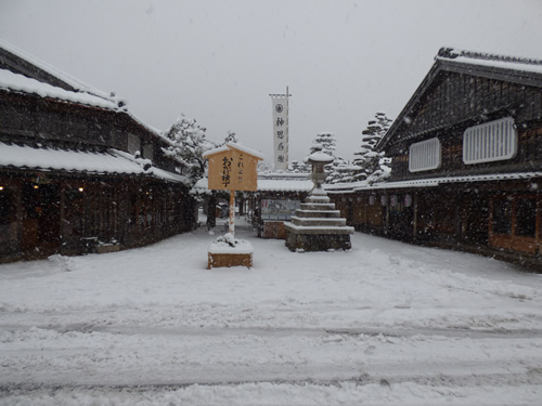 おかげ横丁雪景色