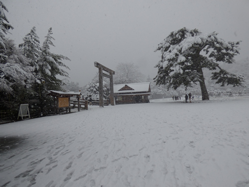 伊勢神宮内宮前の雪景色